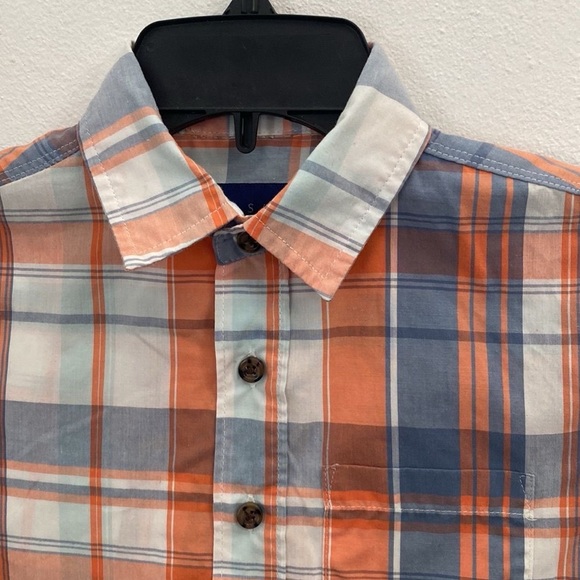 Basics Edition button down shirt. - Picture 2 of 5